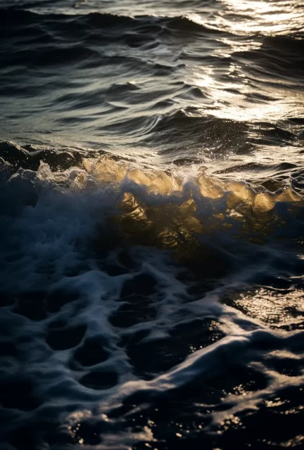 阳光照在水中的波浪上