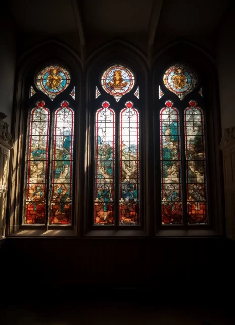 教堂的三个大彩色玻璃窗