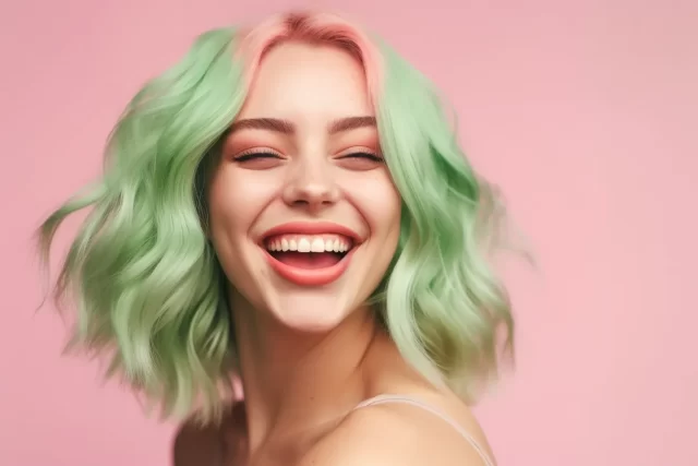 一个绿色头发微笑的女人的坦率照片