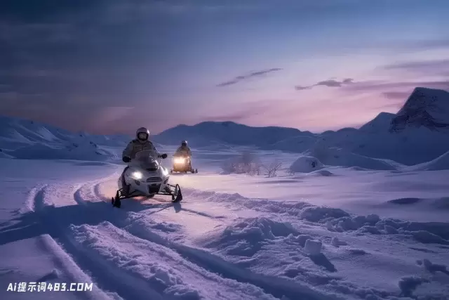 两个人在照片般逼真的风景中晚上骑雪地车