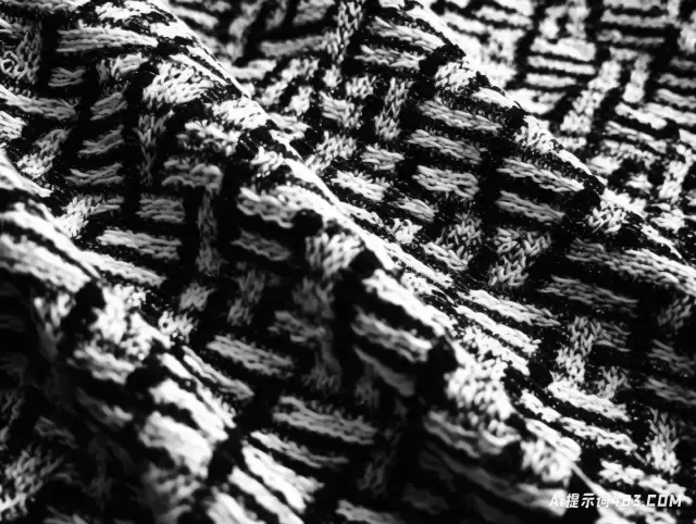 黑色和白色织物的特写与复杂的编织