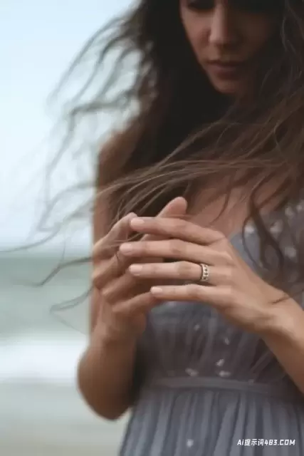 女人的手覆盖着头发在沙滩上womankore风格