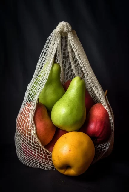 天然购物袋与新鲜的梨和橙子