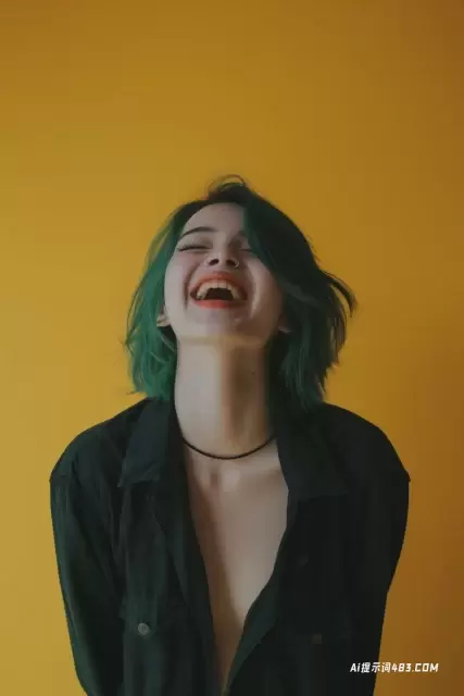 充满活力的肖像一个年轻的女人与绿色的头发笑
