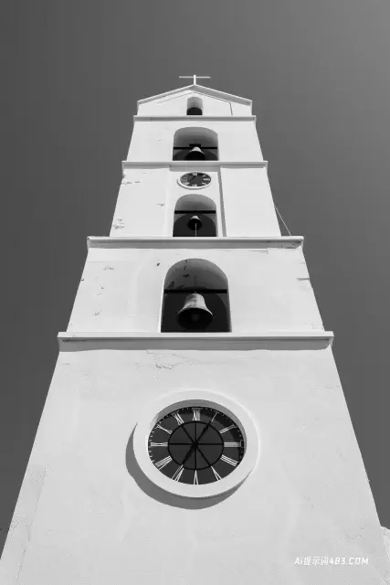 极简主义白色教堂与钟楼